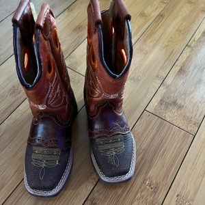 Beautiful unisex toddler cowboy boots! Size 7